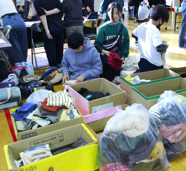 村上小ＳＤＧｓ委員会　大量の服が集まる